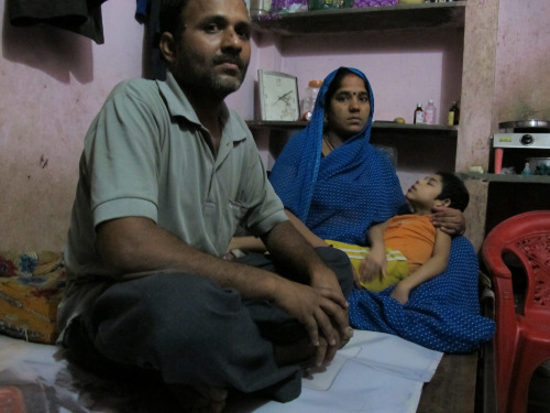 Deepak en su casa de Indore, en la India. Uno de los miles de pobres, niños y analfabetos que están siendo reclutados para ensayos clínicos por las grandes farmacéuticas. FOTO DAVID JIMENEZ