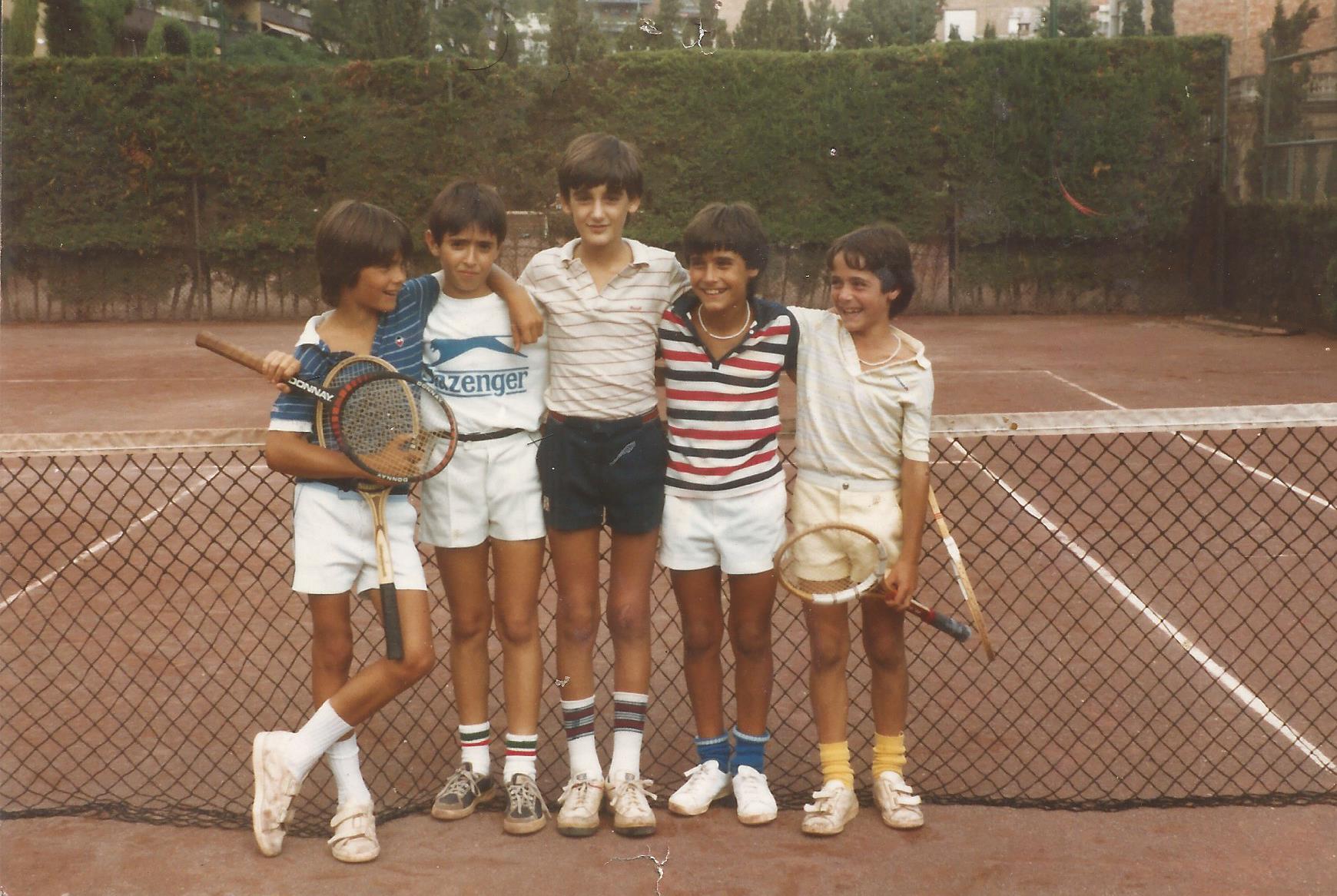 Alguno de los cinco soy yo (se admiten apuestas). El primero por la derecha es Alex Corretja, que llegaría al top ten de la ATP. Imagen tomada en el Club de Tenis La Salud de Barcelona, en 1981 (creo).  